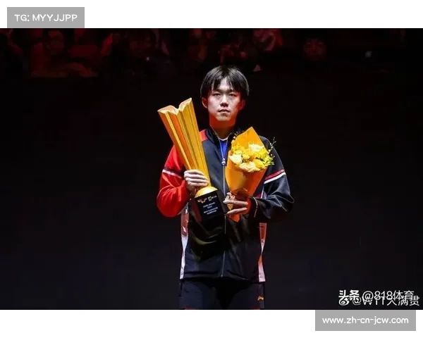 王楚钦香港候机与队友打牌笑开怀梁靖崑专注干饭场面欢乐温馨